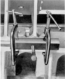 Figure 11-6. Using portable block and jack screw to
adjust generator body for proper lateral alignment.