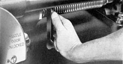 Figure 92 Firing by hand (guard over hand firing
lever not installed).