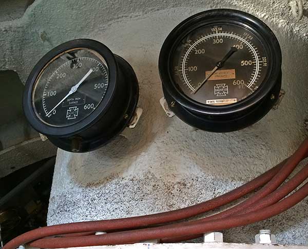 Compartment pressure gauge mount in ATR