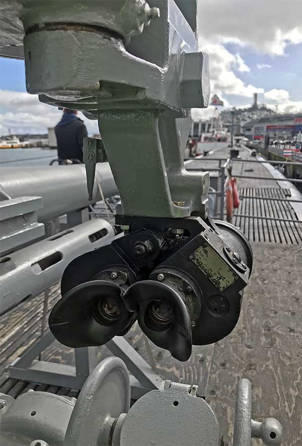 sight binocular installed on the right bracket arm